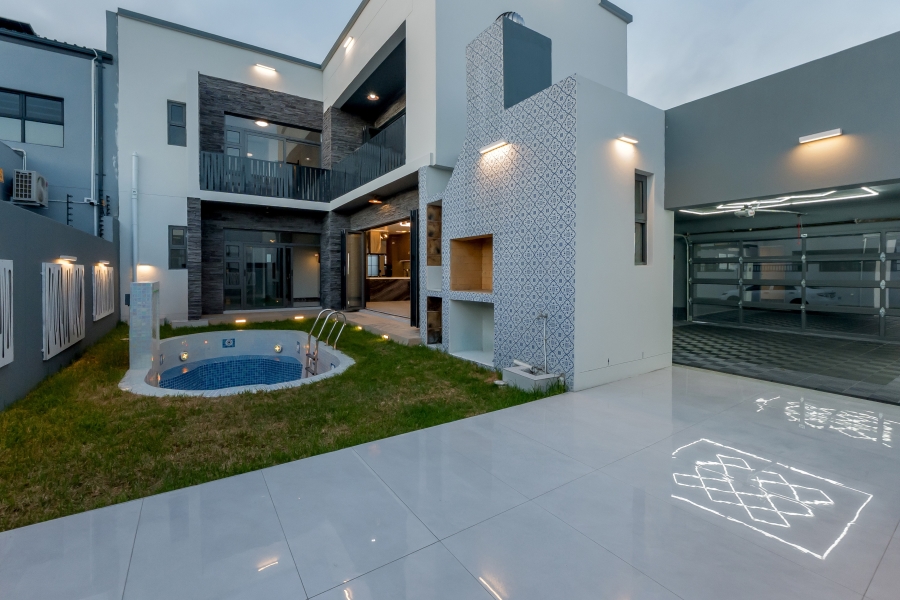 6 Bedroom Property for Sale in Sandown Western Cape